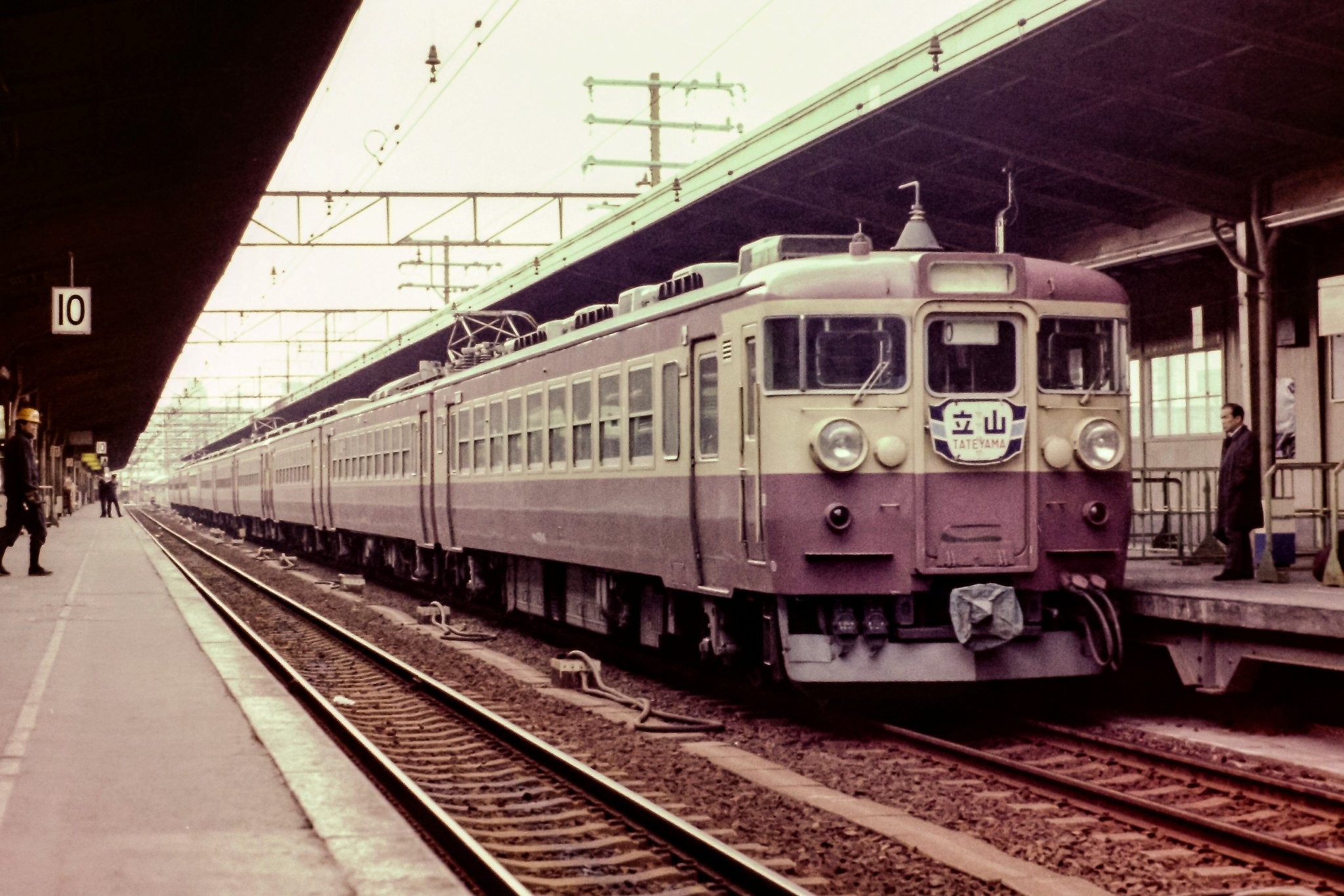 Twitter 上的よしなり 8月11日は 山の日 山に因んだ列車ということで 急行立山 475系電車を 東海道線 北陸本線 大阪駅1978年12月