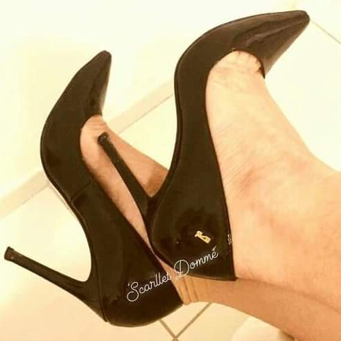DommeScarllet's tweet photo. Algum capacho pra lamber os  sapatos da Rainha? 👑👠😈 #solinhas #dedinhos #podolatria #polatriabrasil #pezinhos #pes #pésbonitos #péslindos #feet #foot #footjob #feetdomme #feetdomination #saltoalto #pes #scarpin #slave #slavefeet https://t.co/u5VJpc0uF2