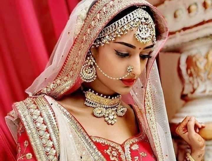 कहने को है बहुत सी बाते
पर डरती हूँ
जब सोती हूँ रातो को
तब सोचती हूँ
काश हम तुम मिले
कुछ बोले
दर्द सिले
खामोश सी आँखें चाहती
तुम्हारे गले से लिपट
कई सदियाँ जी लूं
चलो कुछ लम्हो के लिए
बन जाओ मेरे लिए हमनवा
आ जाओ चन्द मिनटो के लिए
मै रहूँ तुम्हारी बाहो मे
औ तुम मेरी सांसो मे
काश😔