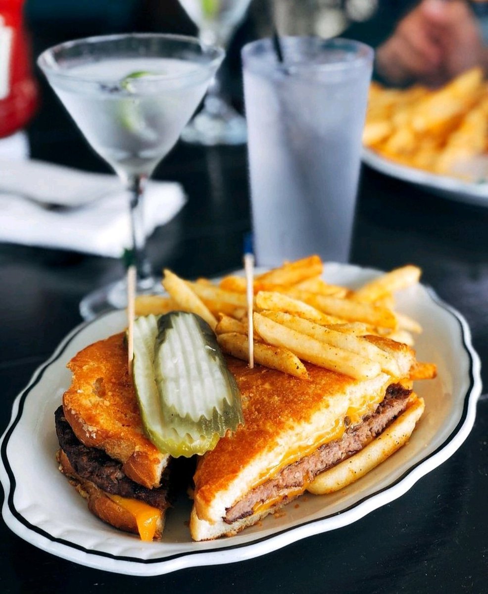 TheClassicQ's tweet photo. I'll stop the world and melt with you. #pattymelt
#theclassicq #classicq #newportbeach #costamesa #irvine #orangecounty #ocfoodies #ocfoodie #billiards #billiards🎱 https://t.co/WNwsCvRPWk