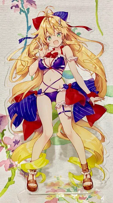 セットに入るアクリルフィギュア。
3人並べた感じです。
印刷は安定の綺麗さで、サイズは縦18センチ。大きいです!
台座は夏らしく貝殻です?✨ 