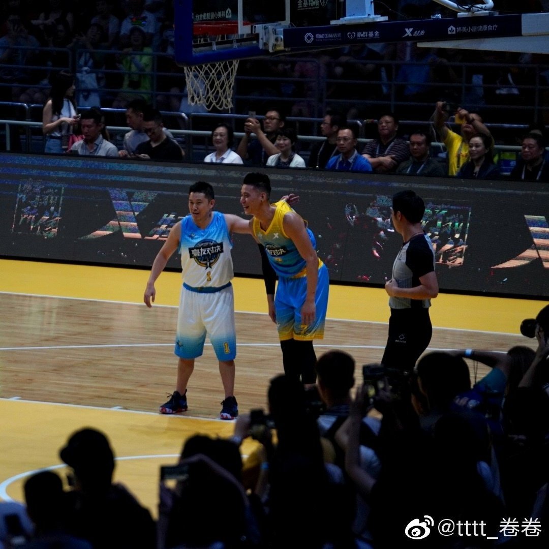 teambushuai's tweet photo. And here is why duizhang @iammcjin is sent to play against his bro. Best defense tactic against @JLin7 ? 😂😂😂 #mcjin #jeremylin #jbros https://t.co/4j7q3jvyeg
