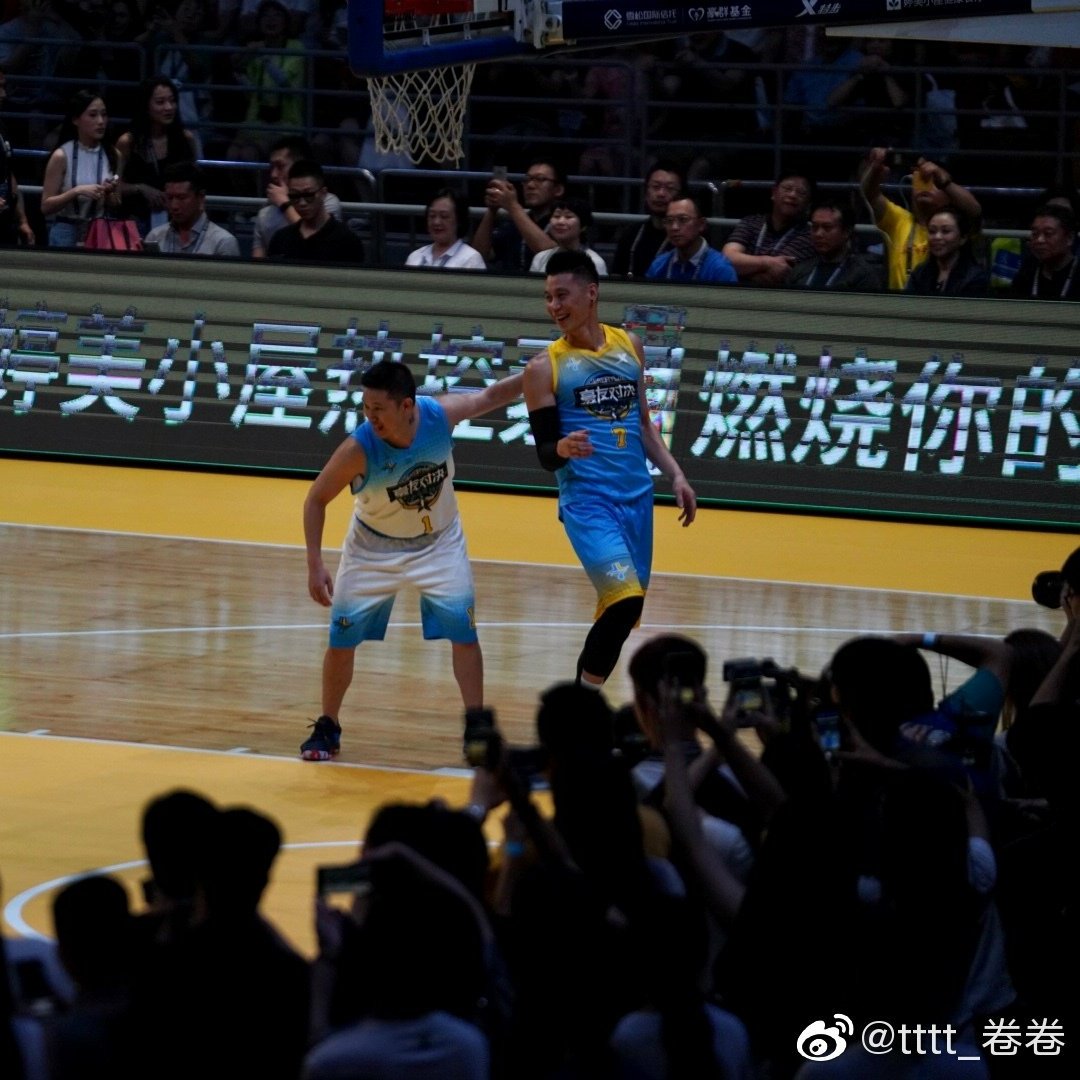 teambushuai's tweet photo. And here is why duizhang @iammcjin is sent to play against his bro. Best defense tactic against @JLin7 ? 😂😂😂 #mcjin #jeremylin #jbros https://t.co/4j7q3jvyeg