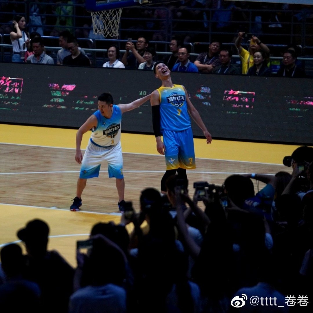 teambushuai's tweet photo. And here is why duizhang @iammcjin is sent to play against his bro. Best defense tactic against @JLin7 ? 😂😂😂 #mcjin #jeremylin #jbros https://t.co/4j7q3jvyeg