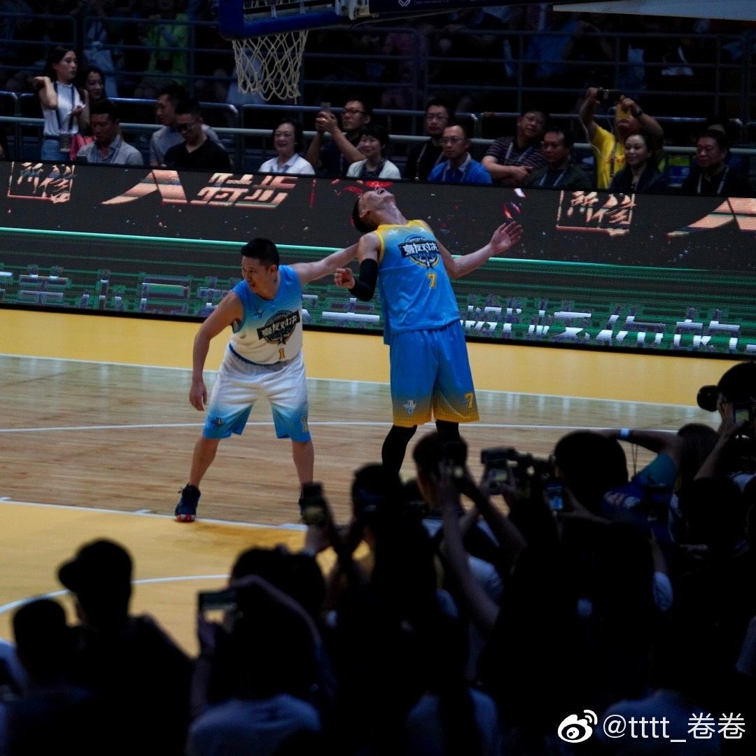 teambushuai's tweet photo. And here is why duizhang @iammcjin is sent to play against his bro. Best defense tactic against @JLin7 ? 😂😂😂 #mcjin #jeremylin #jbros https://t.co/4j7q3jvyeg