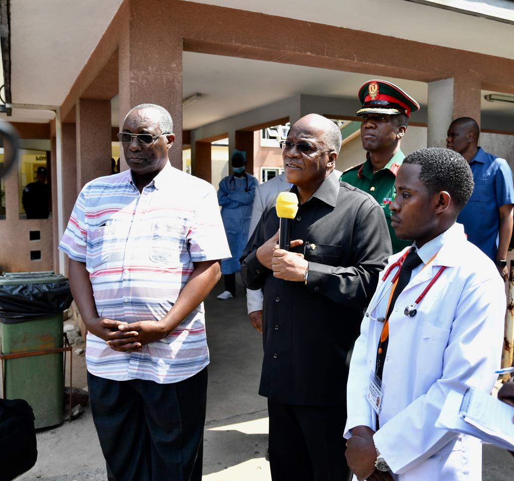 Hakingowi's tweet photo. Rais Dkt. John Magufuli akizungumza na wananchi mbalimbali katika hospitali ya Taifa ya Muhimbili mara baada ya kutoka kuwajulia hali majeruhi 43 wa ajali ya moto ambao wanapatiwa matibabu katika hospitali ya Taifa ya Muhimbili jijini Dar es Salaam https://t.co/qnH3NiFjIz