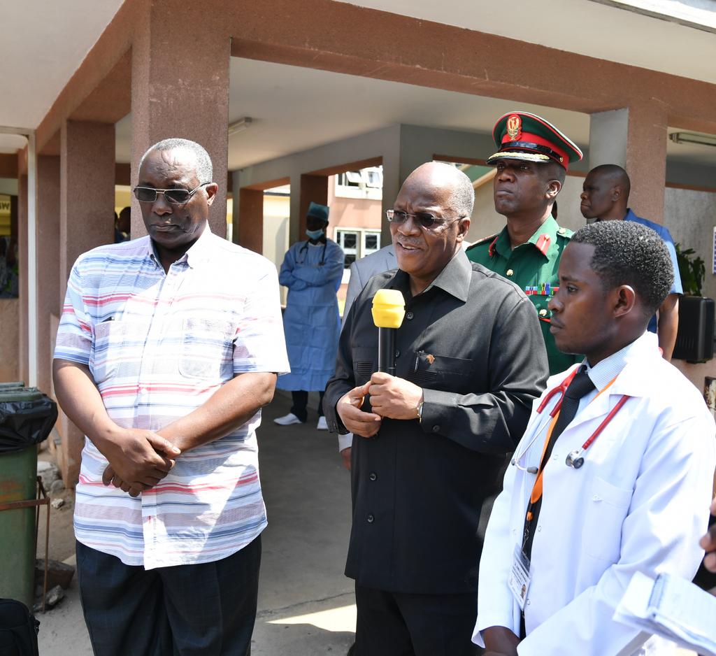 Hakingowi's tweet photo. Rais Dkt. John Magufuli akizungumza na wananchi mbalimbali katika hospitali ya Taifa ya Muhimbili mara baada ya kutoka kuwajulia hali majeruhi 43 wa ajali ya moto ambao wanapatiwa matibabu katika hospitali ya Taifa ya Muhimbili jijini Dar es Salaam https://t.co/qnH3NiFjIz