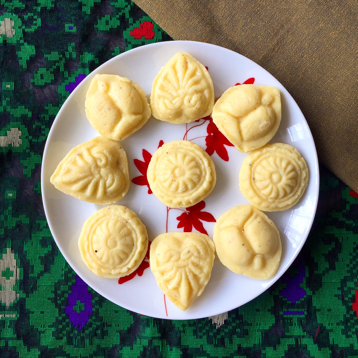 dinasfoodstory's tweet photo. Super happy with how these #shondesh (fresh cheese sweets popular in Bangladesh &amp; West Bengal) turned out. I flavoured them with saffron &amp; cardamom. Can’t wait for tea time! #EidMubarak #EidulAzha2019 #flavoursfrombangladesh #RecipeOfTheDay https://t.co/MfObzQM7jA