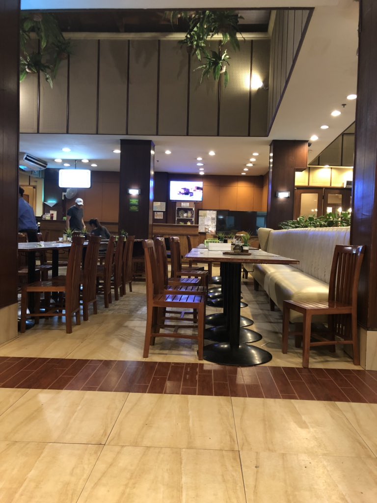 migsantos_'s tweet photo. Andami namang bakanteng lamesa, pero bakit ang tagal pa din ng waiting time @AristocratPH? https://t.co/XP3icEIlJG