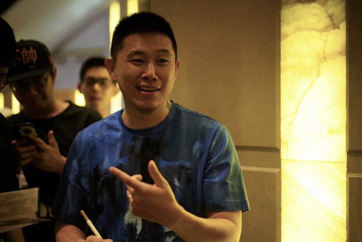 teambushuai's tweet photo. As usual, our always caring duizhang @iammcjin took time to meet #teambushuai after the game, and had our very own mini afterparty sharing games, photos and fun! https://t.co/vUJRAWYuVk