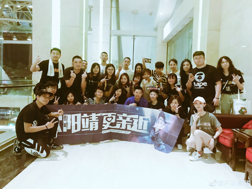 teambushuai's tweet photo. As usual, our always caring duizhang @iammcjin took time to meet #teambushuai after the game, and had our very own mini afterparty sharing games, photos and fun! https://t.co/vUJRAWYuVk