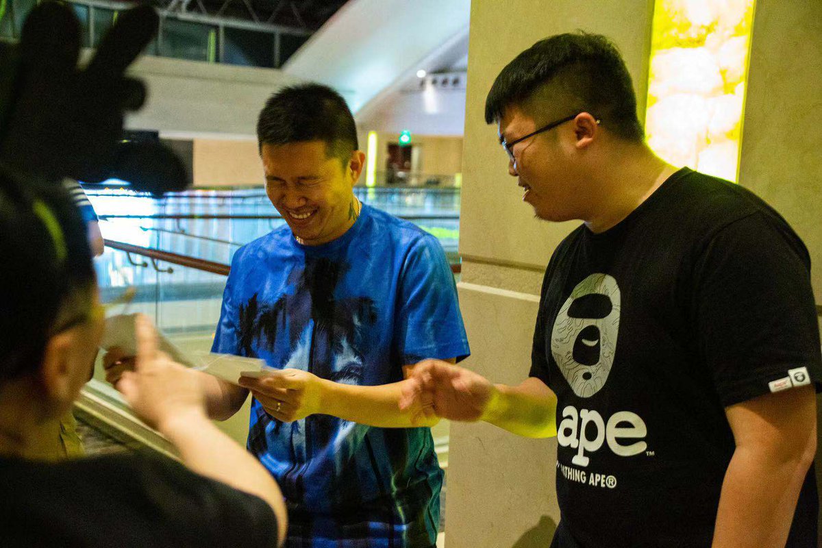 teambushuai's tweet photo. As usual, our always caring duizhang @iammcjin took time to meet #teambushuai after the game, and had our very own mini afterparty sharing games, photos and fun! https://t.co/vUJRAWYuVk