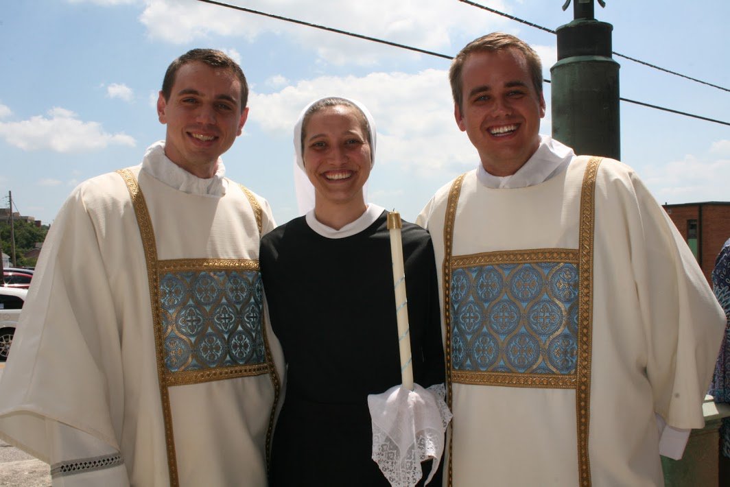 diospringfield's tweet photo. Check out this beautiful diocesan vocation picture! What makes it unique? ALL THREE ARE GRADUATES FROM TEUTOPOLIS HIGH SCHOOL! Deacon Dominic Vahling, Sr. M. Avila Esker and Deacon Michael Meinhart #Vocations #Prayforvocations #calledandsent https://t.co/qTAL40WCgl