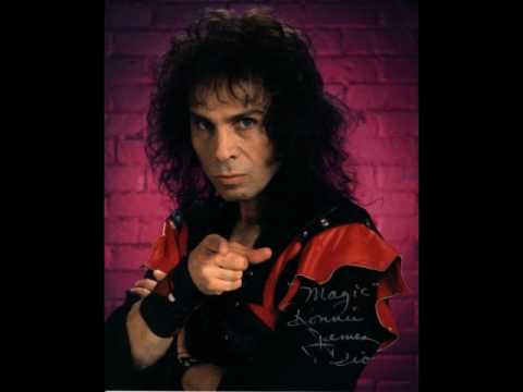 lamaquina105's tweet photo. Es tiempo de recordar esta rolota del #HolyDriver de 1983 #RainbowInTheDark con el grandioso @OfficialRJDio en el programa de clásicos de @yosoydG @RockJinete @elomar_ze https://t.co/iGdGb7uUJ5