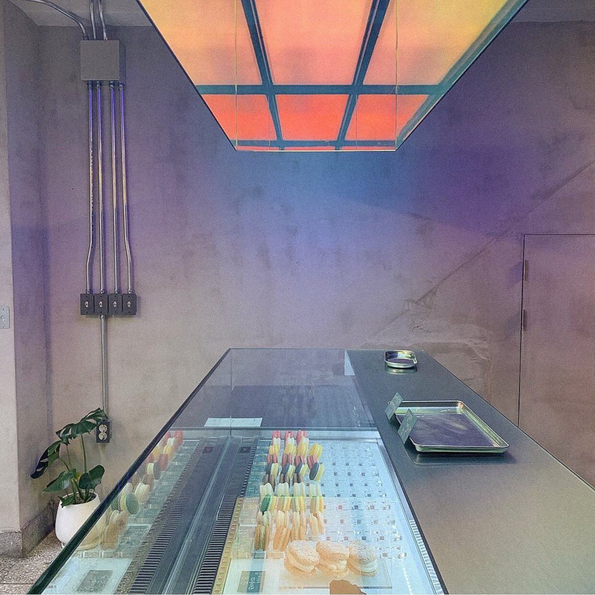 Originallims's tweet photo. Greedy Tom
: macarons&amp;dessert cafe ย่านsongpa ภายในร้านจะตกแต่งออกหลากหลายสีสันสว่างๆหน่อยน่ารักดี ตัวเด่นคือมาการอง(ต้องลอง)กับชีสเค้กก😋 จะทานที่ร้านหรือจะtakeawayก็ได้หมด macaron loverไม่ควรพลาด!
📍songpanaru exit4
#originallim #รีวิวเกาหลี #คาเฟ่เกาหลี @Review_korea https://t.co/oPsqLQIM1j
