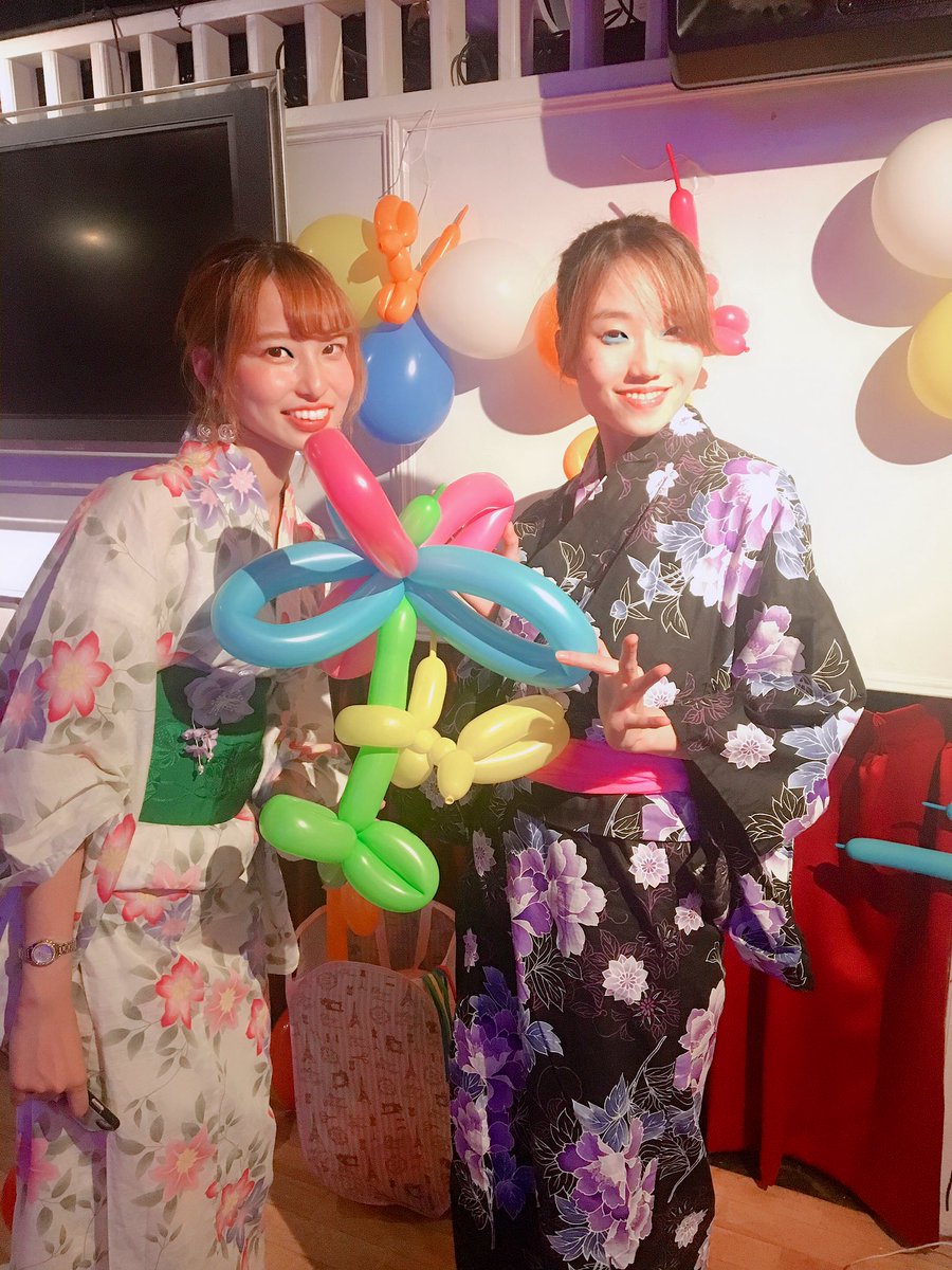 waka_nazo's tweet photo. 20時回の #AReA63 に行ってきました!歌やダンスが上手だと日常が楽しそうだなぁと!!羨ましい!
浴衣でいくしちゃんと映えスポを使って写真も撮るワイら。😎
中高の友人が出てたのでバルーン作ってもらいました〜〜🌼コーナーの1つでみんな使ってて面白かった☺️持って帰ってるのがはずかしい。笑 https://t.co/gPUo11tqeC