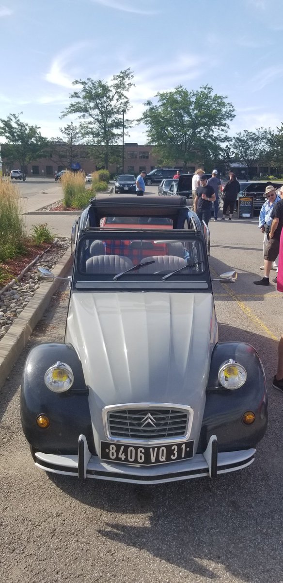YYCKit's tweet photo. Enjoying #carandcoffee by Hagerty Insurance. what a #beautifulworld it would be if everyone drives #classiccars
#nostalgia #realdrivers #3pedalsnoproblem https://t.co/bHXkFX0yAh