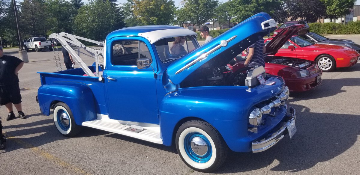 YYCKit's tweet photo. Enjoying #carandcoffee by Hagerty Insurance. what a #beautifulworld it would be if everyone drives #classiccars
#nostalgia #realdrivers #3pedalsnoproblem https://t.co/bHXkFX0yAh