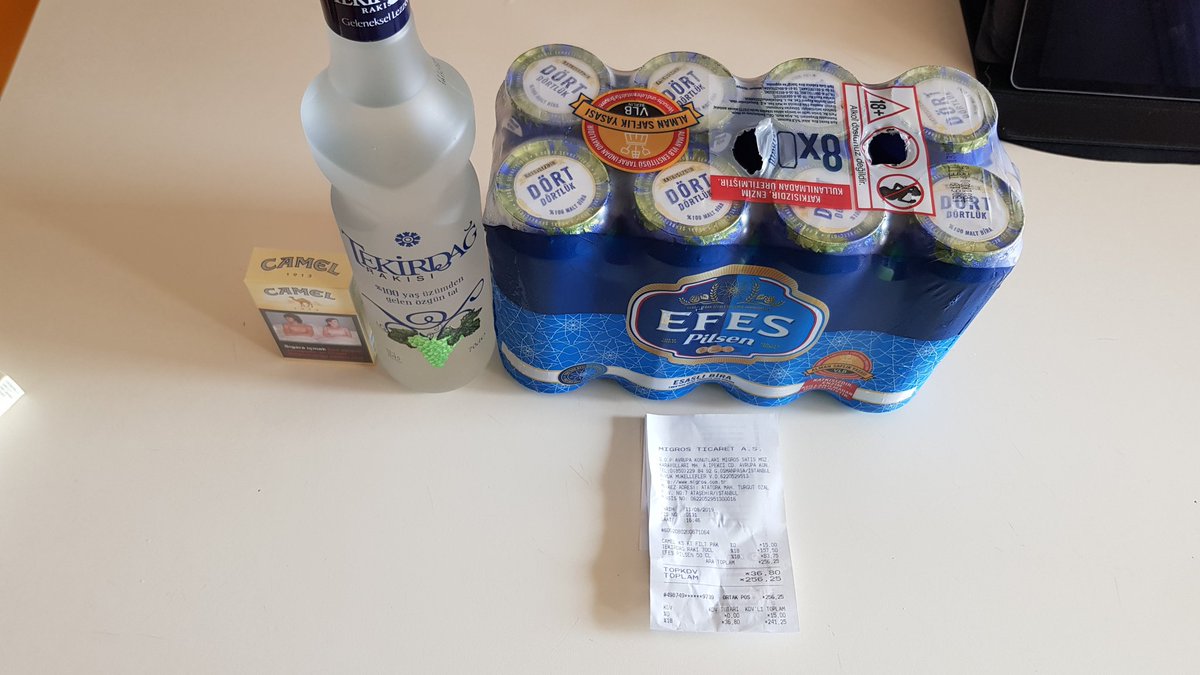 Bu üçlüye 256,25 TL ödedim.
70'lik rakı 157,50 TL vergisi 100 lira
8 bira 83,75 vergisi 40 lira
Sigara 15 vergisi 7 lira.
Akşam yarısını ben yarısını devlet içecek. Sonra bunlardan aldığı paralarla imamların maaşı ödenecek. Ve Diyanet kalkıp alkol haram diyerek fetva verecek :))