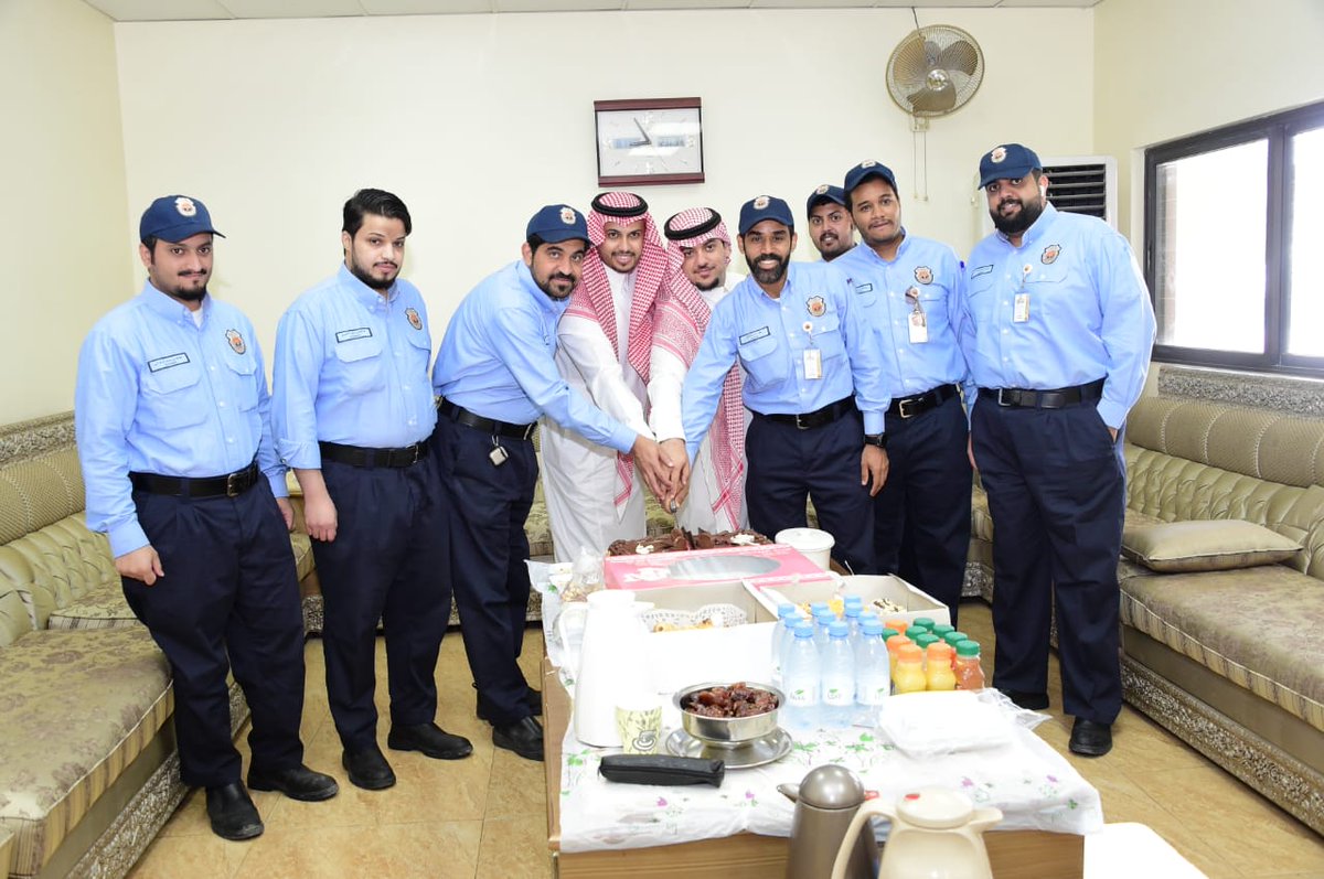 الهيئة الملكية بالجبيل در توییتر إدارة الاتصال والإعلام تعايد الموظفين المناوبين في إجازة عيد الأضحى المبارك حيث تمت زيارة رجال الأمن الصناعي والإطفاء في مواقعهم والكادر الطبي المناوب في مستشفى الهيئة الملكية