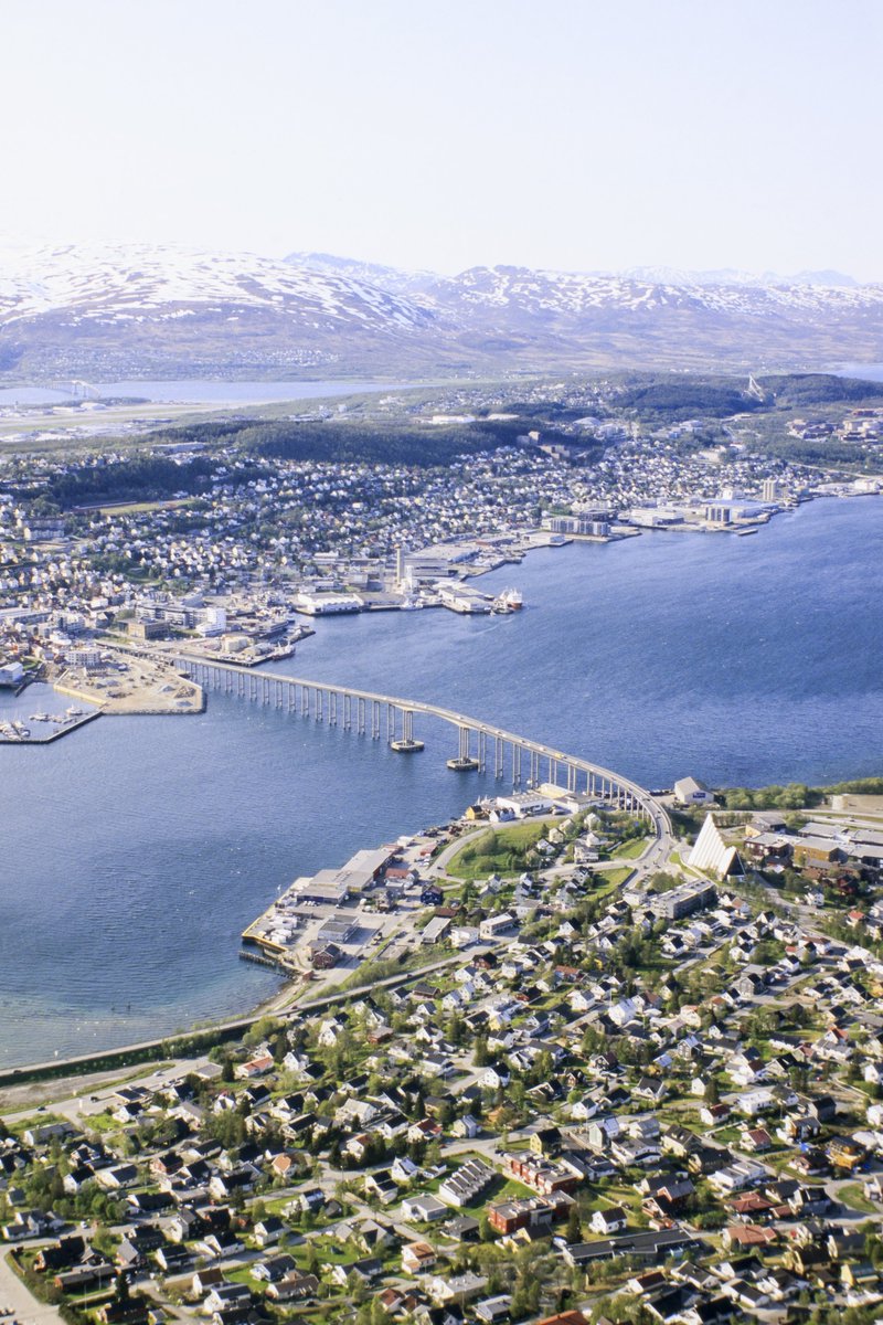 rosiestquartzNA's tweet photo. Today for #SundaySlideShow... the entirety of Tromsø! Tromsdalen, Tromsøya and Kvaløya all in one frame (you'll need to click to view it properly thanks to new twitter) ✨

📷Olympus OM-2n w/ 28mm Vivitar f/2.8
🎞️Fuji Sensia 100 (exp 2009)

#believeinfilm #SayNoToXPro https://t.co/E2P6GJsJYz