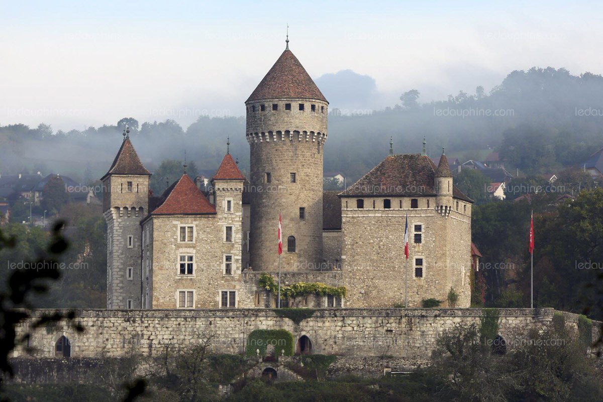 Flanerie_art's tweet photo. Château de Montrottier, ancienne maison forte, du XIIIe siècle, remaniée plusieurs fois et restaurée au XIXe siècle. Il est situé à Lovagny en Haute-Savoie
Le site aurait été occupé probablement à l'époque romaine ou sarrasine avec un poste de défense. Le château se visite. https://t.co/DcbL1ASt3C
