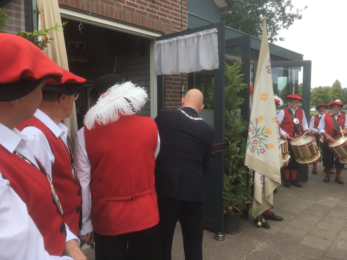JanPommer's tweet photo. Het eerste openbare optreden van burgemeester Han #Looijen bij het Sint Joris Gilde in Berlicum https://t.co/PjssLjCW6d