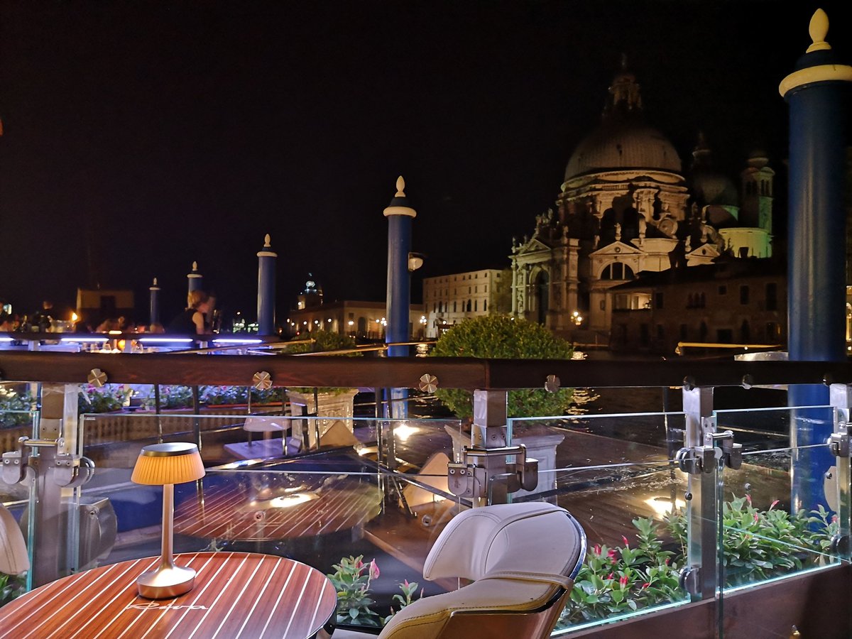 sanavio44's tweet photo. Al @rivabar dell' Hotel Gritti di Venezia dove la terrazza è arredata nel dettaglio con pezzi del famoso motoscafo italiano. Un Riva luccicante è attraccato di fronte la terrazza esclusivamente per gli ospiti..
#rivaboat #gritti #venice2019 #exclusive #SummerVibes https://t.co/wDoT5U3rEr
