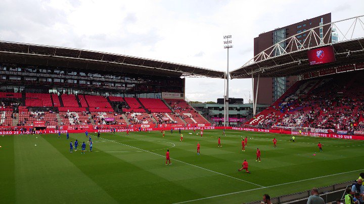 Utregfanaticnl's tweet photo. Zitten er klaar voor! #fcupec #utrpec #fcutrecht #galgenwaard #uuuuu https://t.co/Taw8940aTL