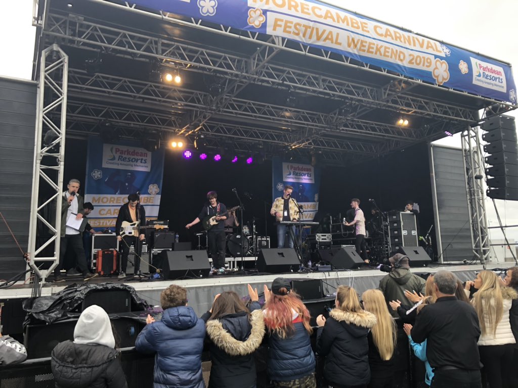 shrimpstrust's tweet photo. Inaugural #ShrimpsTrust 🦐 Members’ Day headliners @ambersunsband #AmberSuns smashing it and #Misbehaving live on the Main Stage at @MCMCarnival #MC19 in #Morecambe ❤️#Lancashire 🌹
🎵🎤🎹🎸
#TheyreOneOfOurOwn
#LoveMorecambe ❤️
#WeAreMorecambe 🏖
#ILOVEMC 🎡 https://t.co/brLX9UEQDz