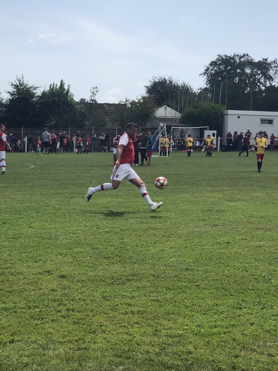 hornemuppet's tweet photo. @piersmorgan stood in the rain watching @Arsenal charity X1 team play @ChardTownFC in aid of a great charity single yellow rose #teambelle this Arsenal line up isn’t letting you down currently winning https://t.co/oD123oCGON