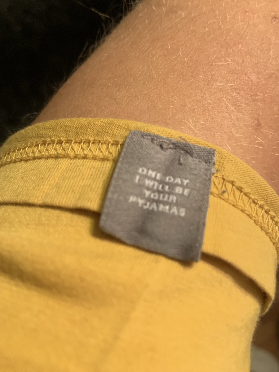 Tshirtümün kol etiketindeki küçük ayrıntıya bak okuyunca istemsiz sırıtıyosun