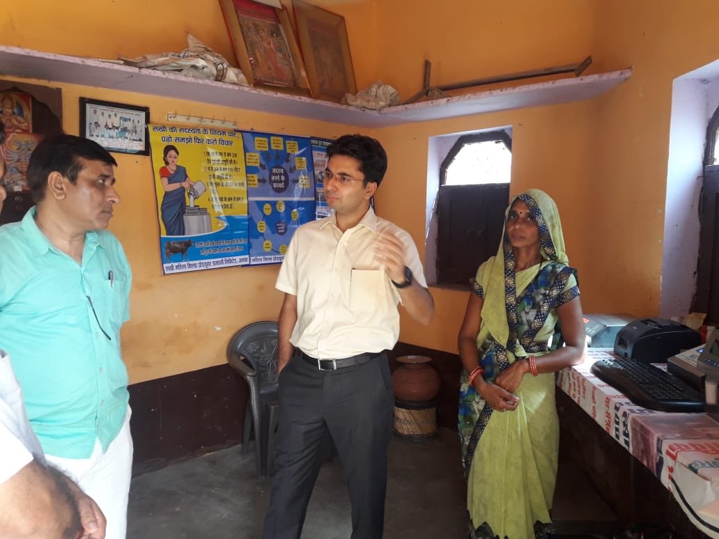 AlwarShakti's tweet photo. Collector Alwar interacted and appreciated the Women Members of Sakhi Milk Cooperatives Ltd at Moonpur, Ramgarh. With Support of @tatatrusts, NDDB, @AlwarIbtada; these women have been able to provide for their families. Kudos ! https://t.co/Vc8yFSzeVh