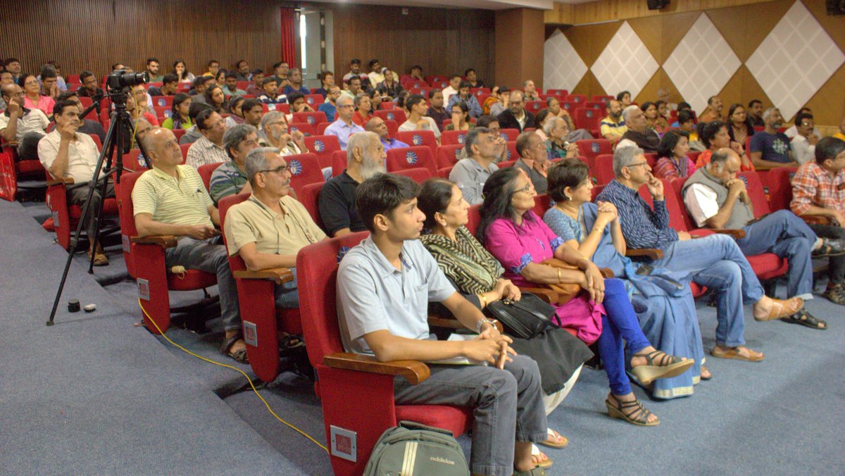 VSAorg's tweet photo. Declaration by people during Flood 2019 Public Meet on 11 Aug 2019 at Patrakar Bhavan, Pune:

1) Return back River land to River.
2) Remove all legal, illegal encroachments on River, Nullahs and Catchment of these rivers on war footing. 
Fb post: https://t.co/OxeJzGbY7m https://t.co/fSY7ayg5dq