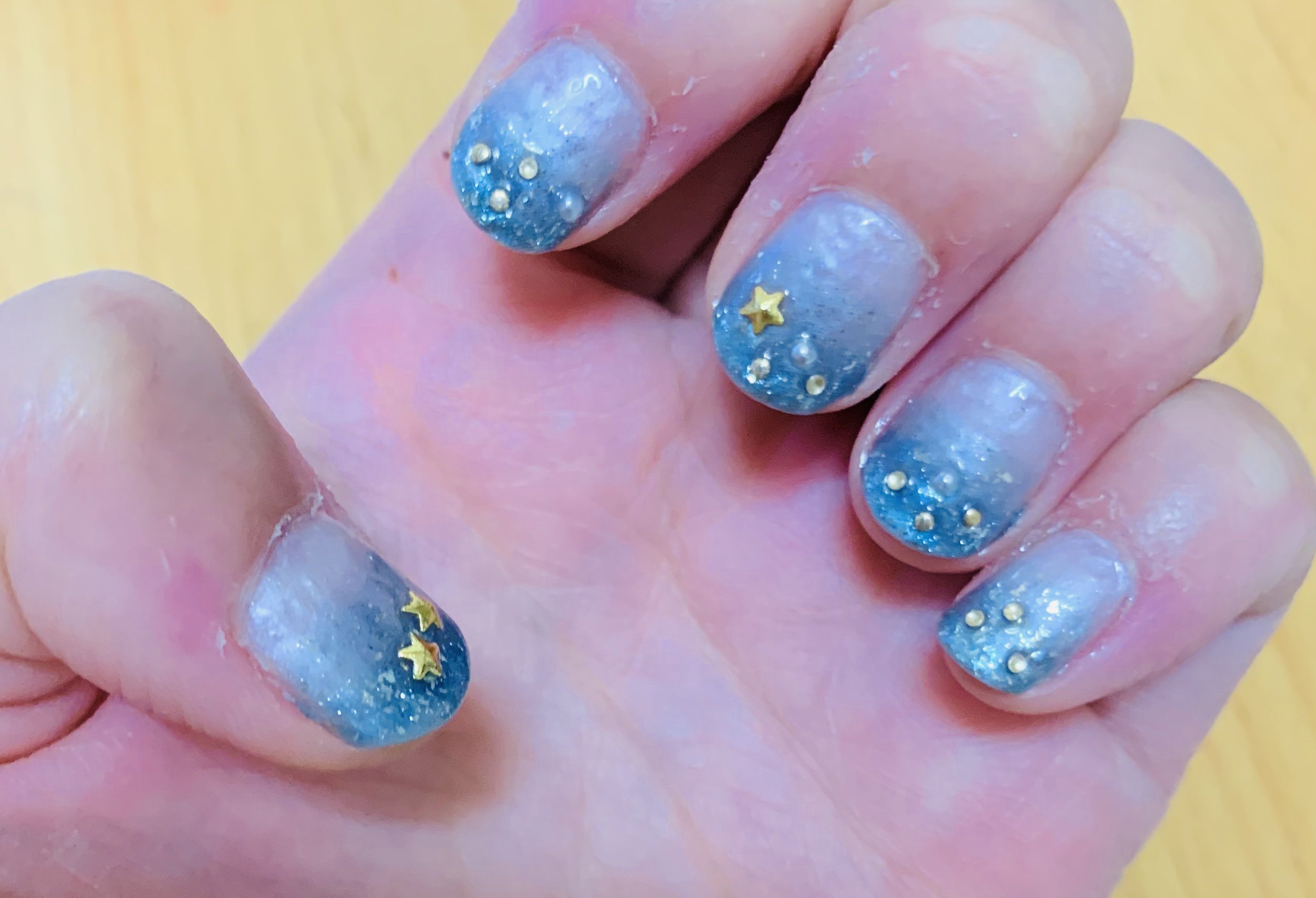 はづみシイナ Umake の 星の海 をイメージしたネイルにしてみました セルフネイルなんで色々雑w 青ラメグラデに星と金のつぶとパールを散りばめました Voyage見ながら作業した T Co Otlacqmikg Twitter