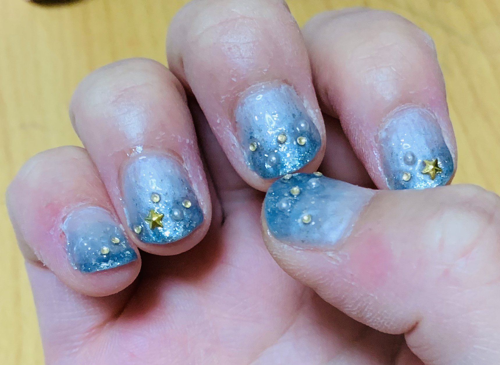 はづみシイナ Umake の 星の海 をイメージしたネイルにしてみました セルフネイルなんで色々雑w 青ラメグラデに星と金のつぶとパールを散りばめました Voyage見ながら作業した T Co Otlacqmikg Twitter