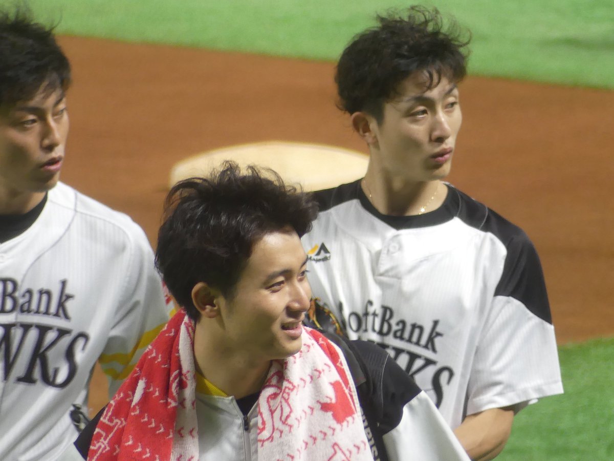 Sato 昨日のヤフド 試合前練習撤収中 急に画面に入ってきてた 純平にビビる いやー しかしイケメン揃いやわ 周東佑京 高橋純平 釜元豪