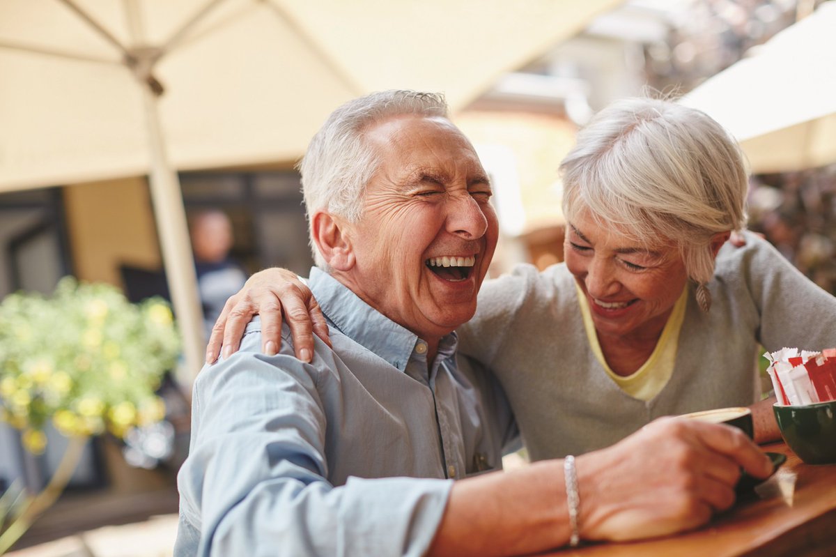 День смеха для пожилых людей. Пенсионеры. Счастливые пожилые люди. Старик улыбается. Счастливые старики.