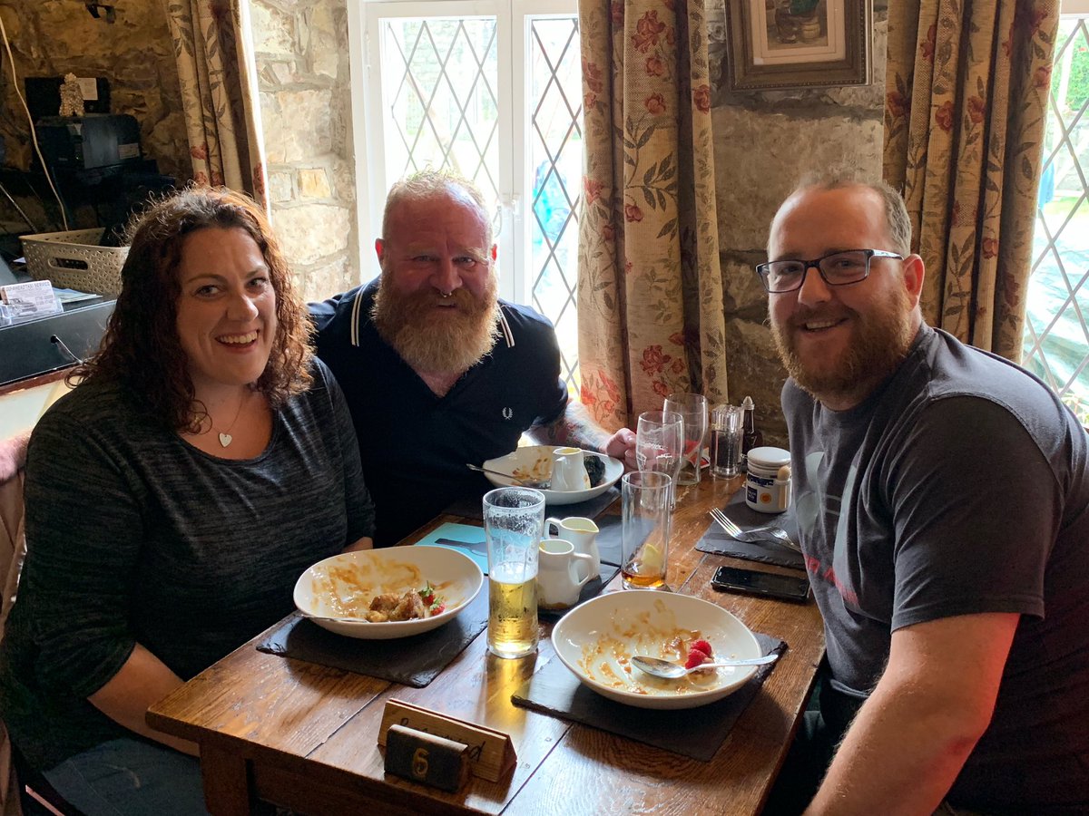 EricMunro's tweet photo. Dyna be ydy croeso cymraeg! Cinio dydd Sul yn y Black Boy gyda @ceira_wyn a @chang83. Mae’n nhw’n trin fi fel teulu. Diolch o galon ❤️ https://t.co/oObTdeRoHd