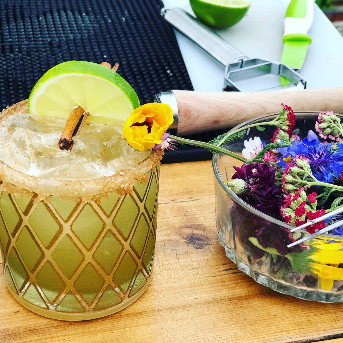 dallaswinechick's tweet photo. I want pop up, side of the road Speak Easy establishments in Dallas. This one #bitbyafox is in Carlton, Oregon and is run by my friends Lynette and Amy. We went at 5 pm yesterday in the rain and it was so cool. The drinks, to die for .... https://t.co/Rw56W2Di94