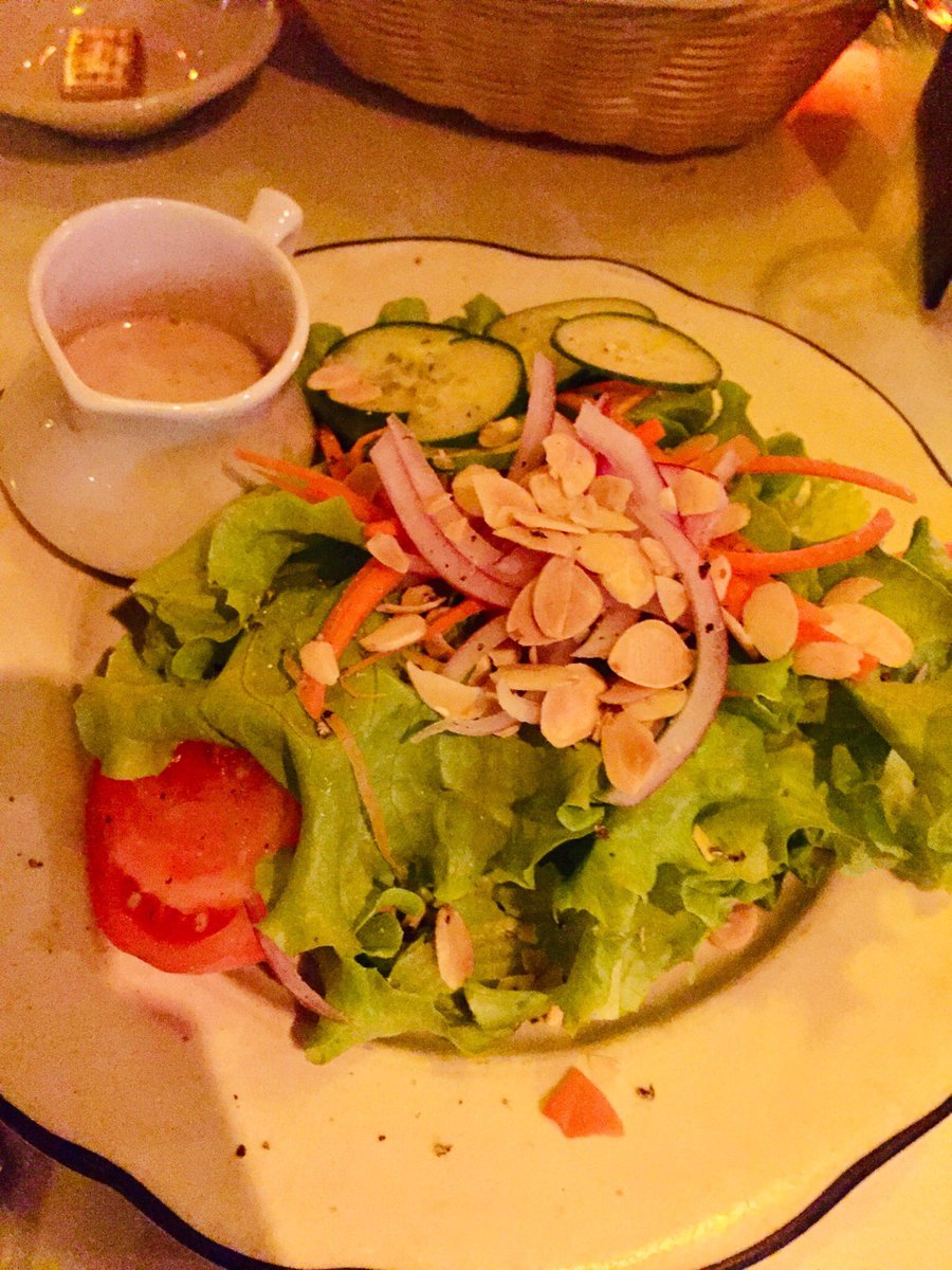 TheFoodie8's tweet photo. #LaSaladeMaison 
#BibbLettuce #DijonVinaigrette #EnglishCucumber #Carrot #Tomato #ToastedGarlicInfusedAlmonds #Nola #Coolinary2019 #FullOfFlavor #PureDeliciousness #TrueCooks #SundayFunDay Big thanks again to @CafeDegas 🥗🥒🥕🍅🥬👌👌 https://t.co/tNVdtLHESy