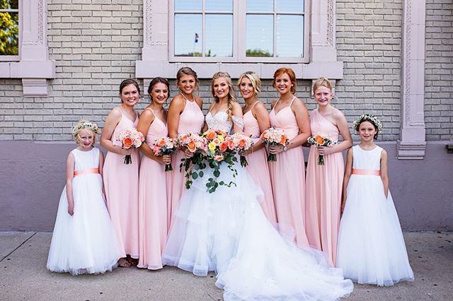 The gorgeous Bridal Party of the now Mrs. Elizabeth Henning
photo by: Monahan Photography ift.tt/2MXh89M