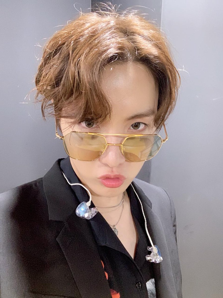 OMGGG HOBI LOOKS SO HANDSOME😭😭❤ 
#jhope #HOBI #jhopethemostbeautifulboy