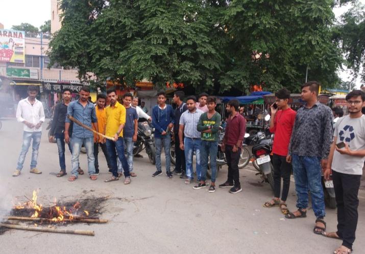 AbvpGarhwa's tweet photo. विनोबा भावे विश्वविद्यालय के 8वाँ दीक्षांत समारोह में छात्रों के साथ हुए अव्यवस्था एवं गड़बड़ी का विरोध करने वाले कार्यकर्ताओं पर हुए FIR को लेकर अभाविप गढ़वा के कार्यकर्ताओं द्वारा विश्वविद्यालय कुलपति एवं कुलसचिव का पुतला दहन किया।।
#corruptVCGOBack
@JharkhandAbvp
@Deepesh_31 https://t.co/T1xVUoP26D