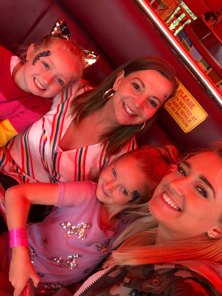 sparkle_mc's tweet photo. Family days are the best days 🎡🎢🍦🎪🎠👩‍👩‍👧‍👧💕 @CassieLyster #familyfun #dreamland #somuchlove https://t.co/viRS47ntrz
