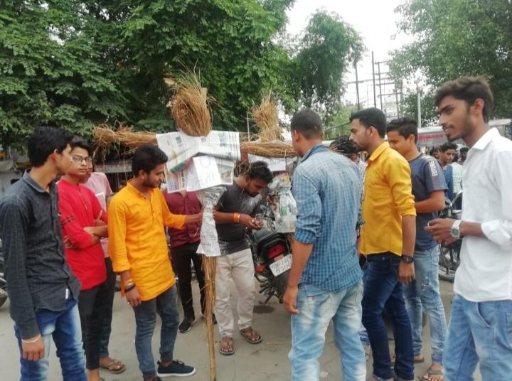 AbvpGarhwa's tweet photo. विनोबा भावे विश्वविद्यालय के 8वाँ दीक्षांत समारोह में छात्रों के साथ हुए अव्यवस्था एवं गड़बड़ी का विरोध करने वाले कार्यकर्ताओं पर हुए FIR को लेकर अभाविप गढ़वा के कार्यकर्ताओं द्वारा विश्वविद्यालय कुलपति एवं कुलसचिव का पुतला दहन किया।।
#corruptVCGOBack
@JharkhandAbvp
@Deepesh_31 https://t.co/T1xVUoP26D