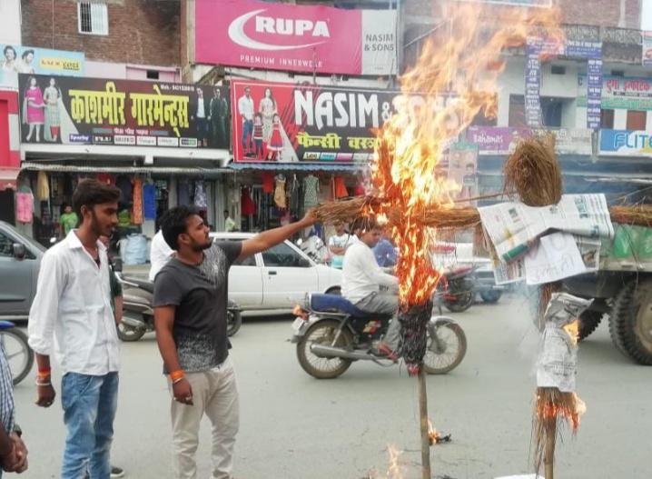 AbvpGarhwa's tweet photo. विनोबा भावे विश्वविद्यालय के 8वाँ दीक्षांत समारोह में छात्रों के साथ हुए अव्यवस्था एवं गड़बड़ी का विरोध करने वाले कार्यकर्ताओं पर हुए FIR को लेकर अभाविप गढ़वा के कार्यकर्ताओं द्वारा विश्वविद्यालय कुलपति एवं कुलसचिव का पुतला दहन किया।।
#corruptVCGOBack
@JharkhandAbvp
@Deepesh_31 https://t.co/T1xVUoP26D