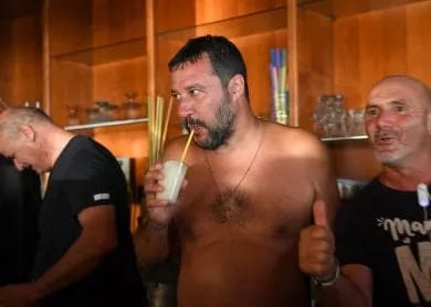 matteorenzi's tweet photo. Altro mojito per #CapitanFracassa. A Roma sparano e uccidono nei parchi pubblici, ma il Ministro non c’è: è impegnato in spiaggia a promettere miracoli. E naturalmente attacca me. Siamo agli sgoccioli, non solo del mojito. https://t.co/TFoYpPuu2I