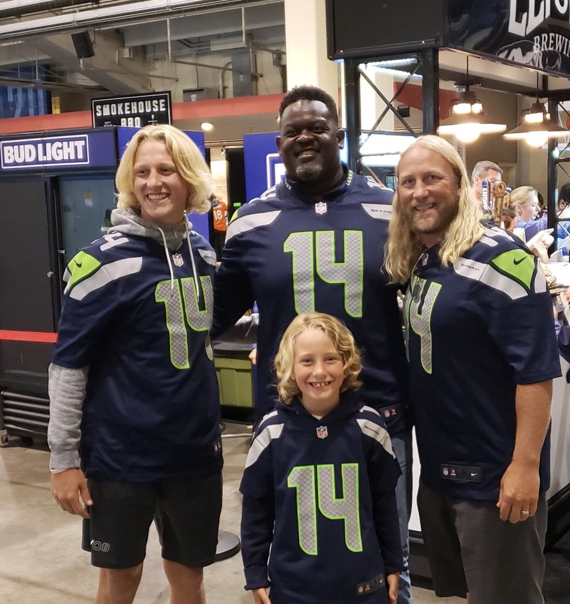 Rnobach's tweet photo. Had a great time at the Hawks game with my boys and we got to meet Dks dad, Terrence!  DK Metcalf fan club! @dkm14 @Metcalf79 @trent_nobach https://t.co/7gtVAwtGpB