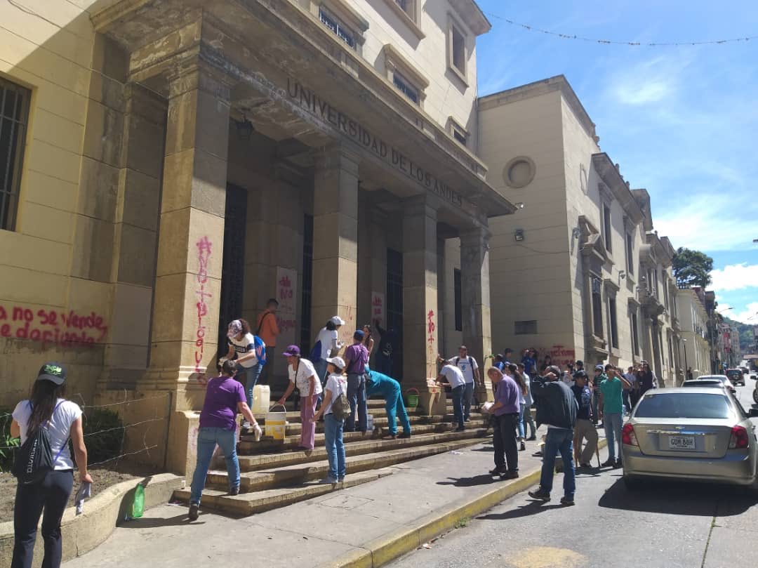 NMorenolibertad's tweet photo. Esto somos los ulandinos, esto somos los venezolanos.
Estudiantes, profesores y sociedad civil en Mérida, realizan jornada para recuperar instalaciones de la Universidad de Los Andes (ULA), luego del vandalismo ejercido por la tiranía. https://t.co/DafFgTIlvX
